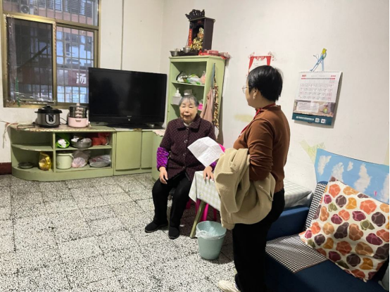 万新社区：敲门送暖护平安，政策宣讲入民心