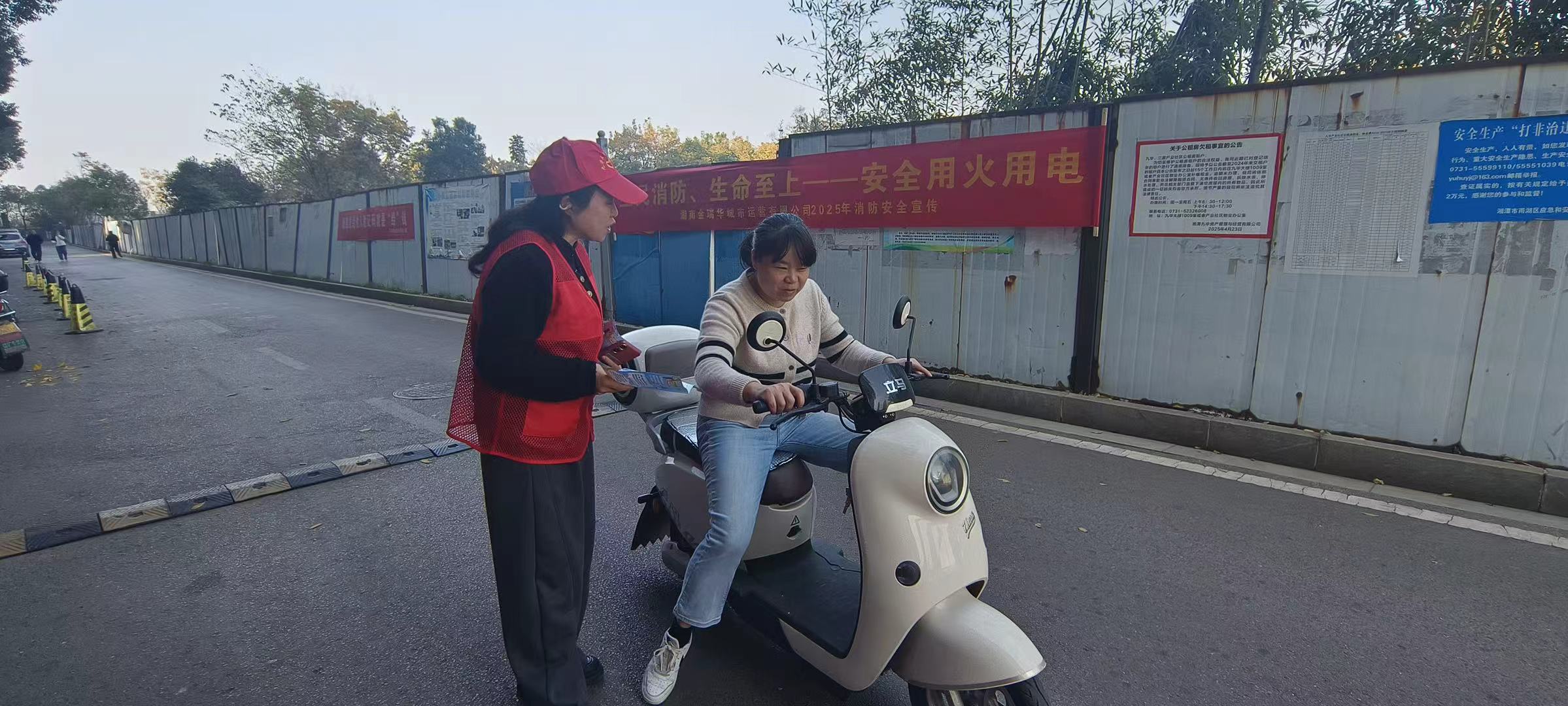 桃李社区积极开展“骑乘必戴盔·安全常相伴”交通安全宣传活动