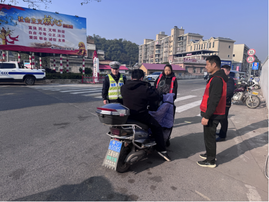 江南中路吹起文明交通新风 爱国社区全国交通安全日主题活动