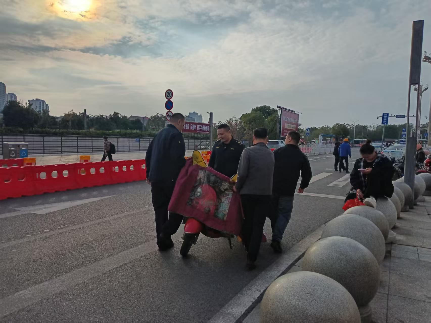 云塘街道：开展火车站周边乱停乱放专项整治月行动