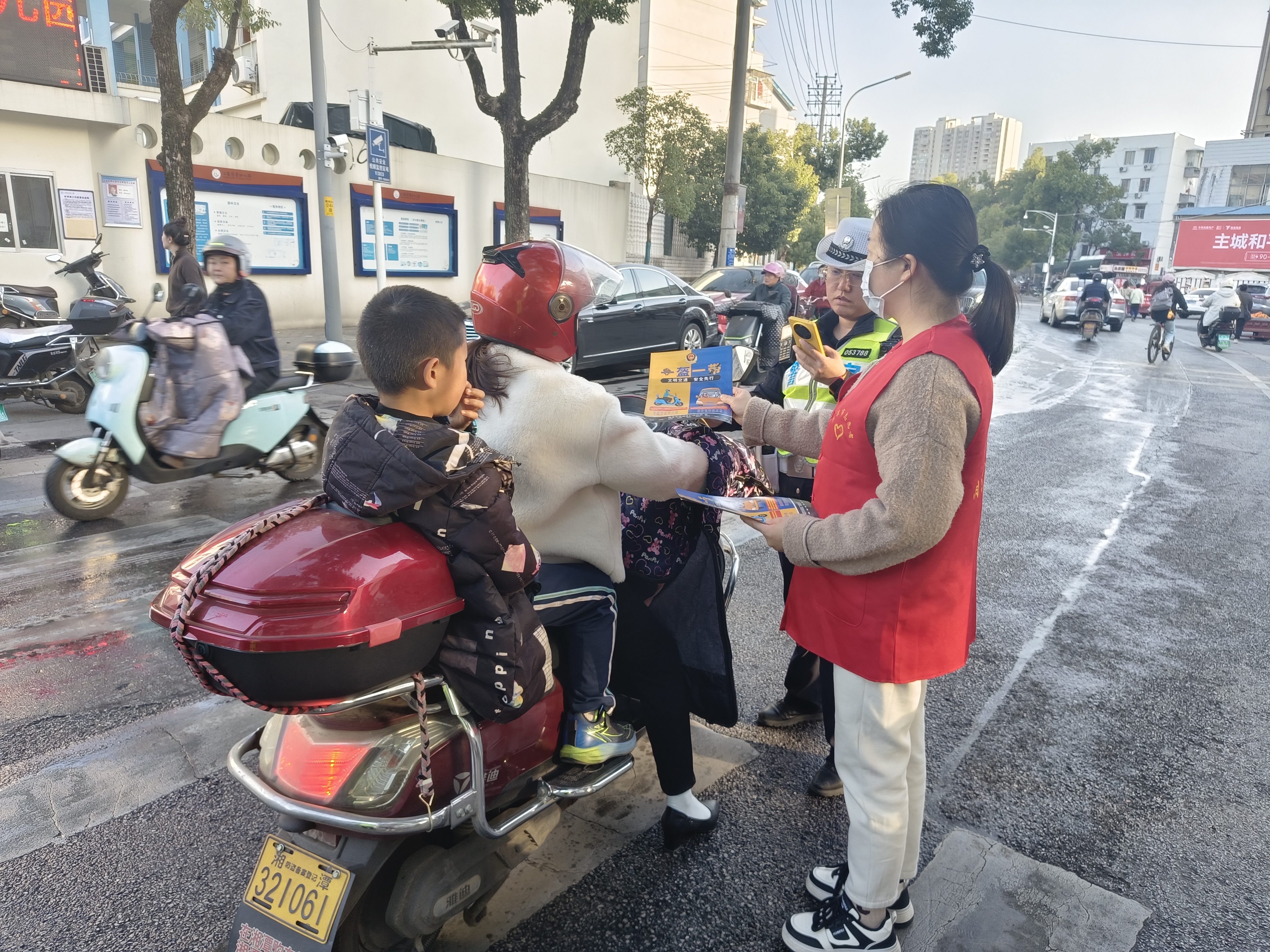 广场街道积极开展交通劝导志愿服务活动