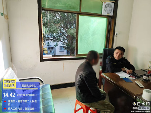 守护出行“平安路”  雨湖城管整治砂石抛洒问题