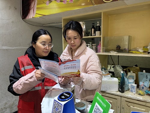 龙子巷社区开展宣传妇女劳动权益保护法活动