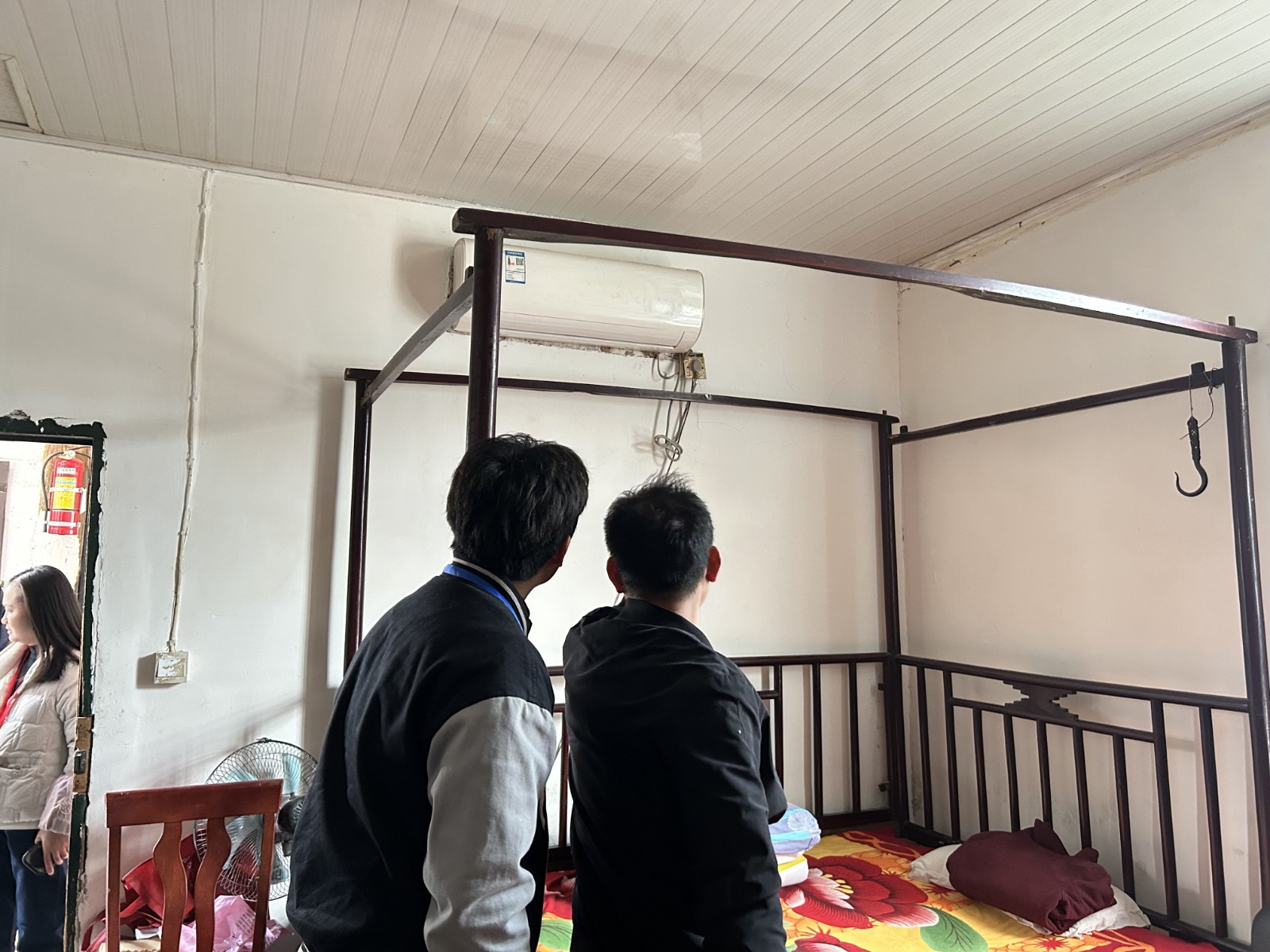 瞻岳门社区：开展燃气电路老化专项检查，守护居民居家安全