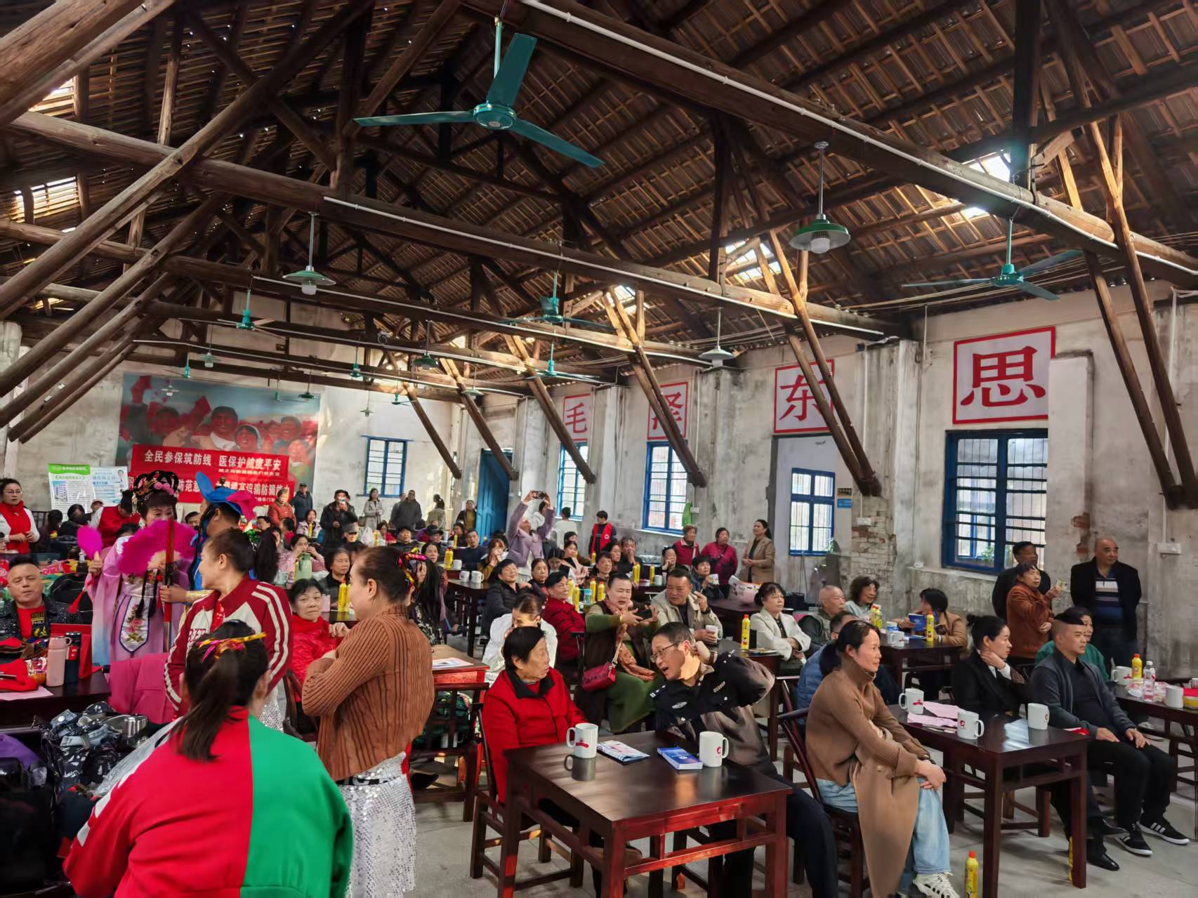 老街精准滴灌，茶馆破土飘香——城正街街道一面锦旗背后的“育苗”故事