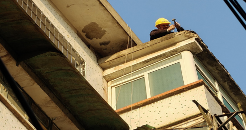 火车站社区：楼顶水泥块脱落引关注 多方联动紧急排险护安全