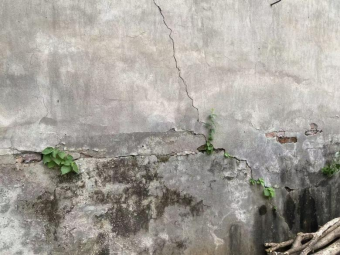 破解双重隐患 守护出行安全 ——高岭社区专项修复金属材料市场外围墙