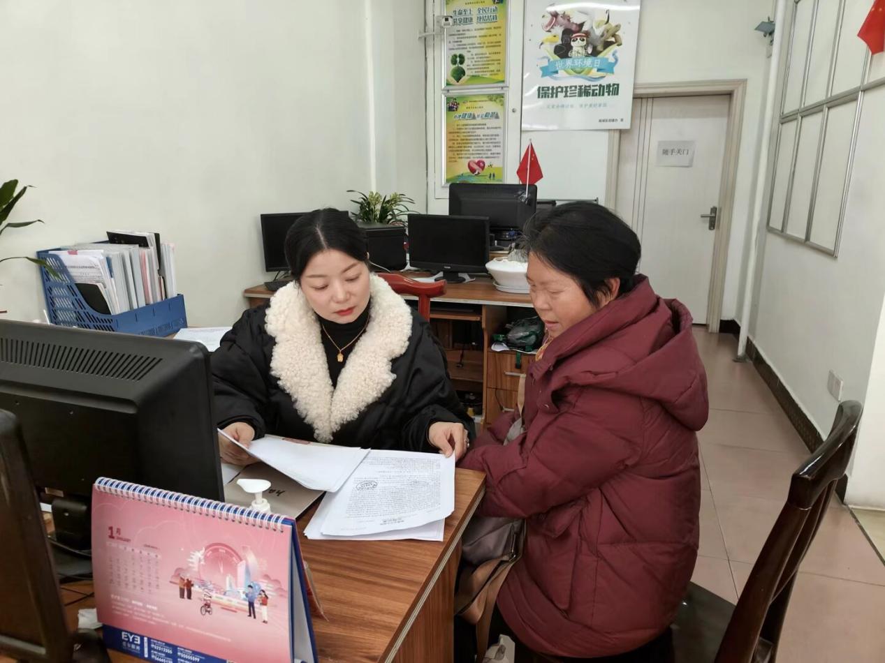 关圣殿社区：贴心代办理赔事 特扶保险暖人心