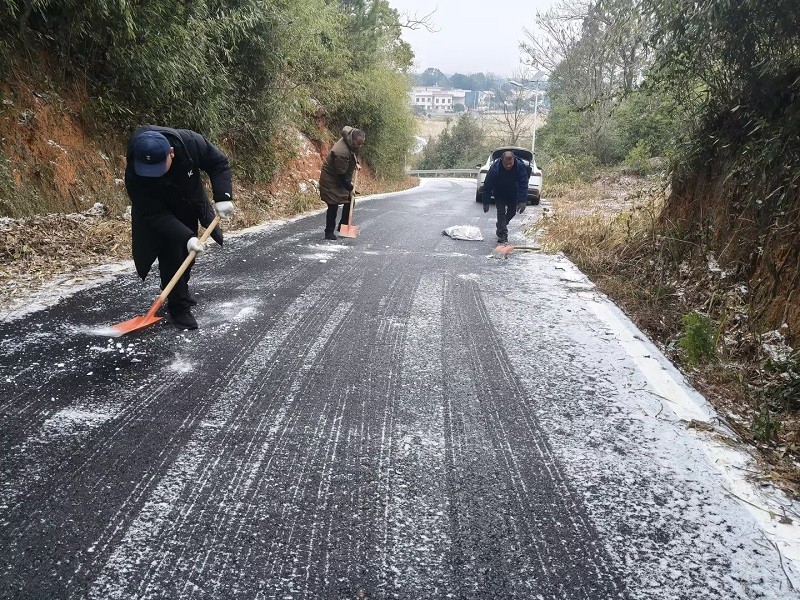 鹤岭镇党员干部冲锋在前，铲雪除冰守护民生