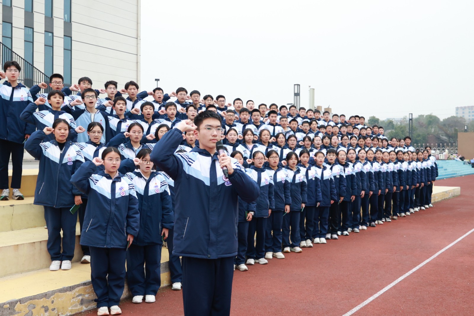 青春向党，法治同行  ——建元中学举行新团员入团仪式暨主题思政课