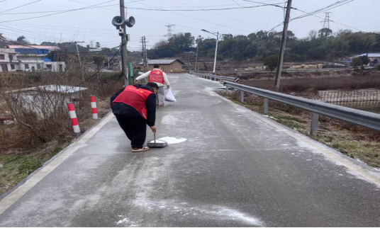 寒潮中的温暖守护：白鹭湖村人工撒盐除冰保畅通