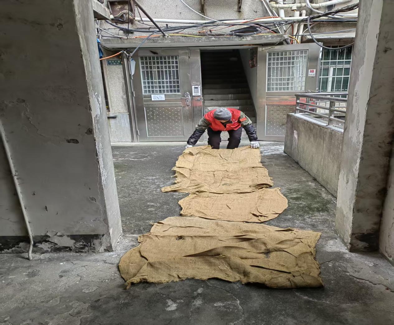 【平安雨湖】车站路社区开展低温除冰服务暖人心活动