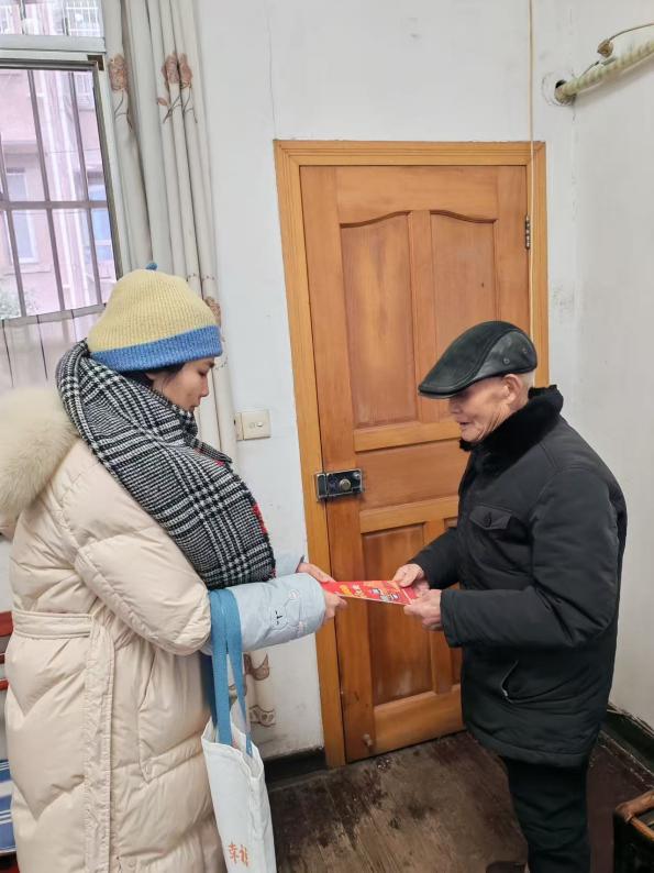 跨越岁月的问候：古梁巷社区看望慰问九旬抗战老兵