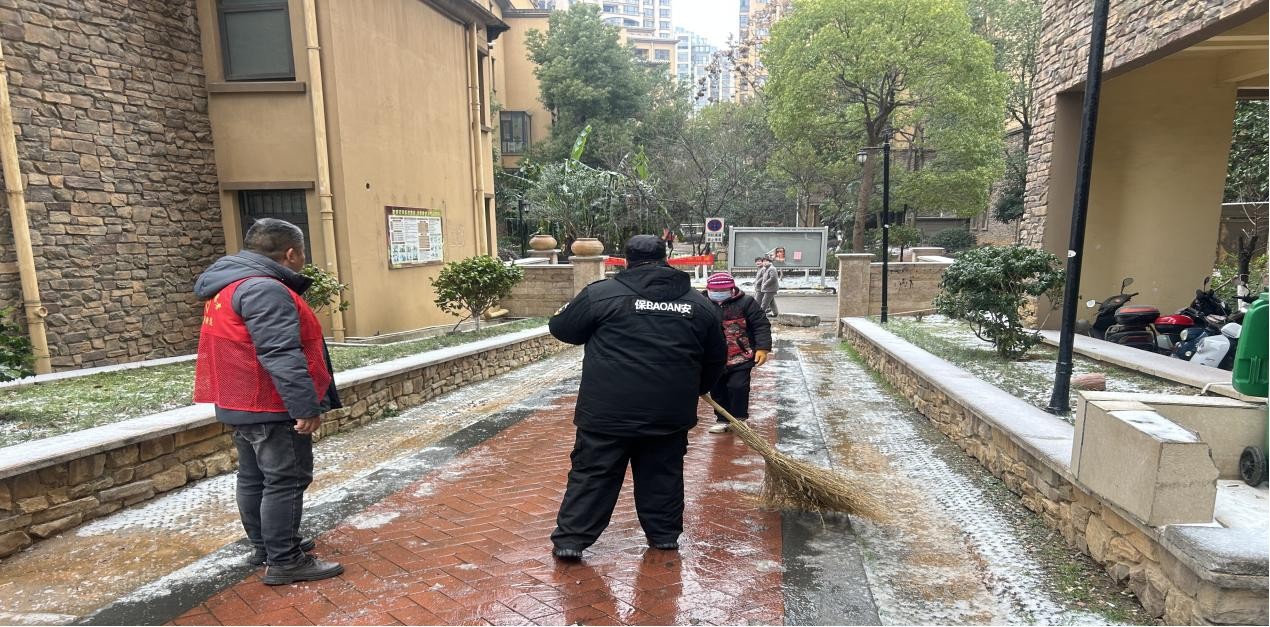 “闻雪而动护平安 暖心守护筑防线”乐塘社区全力应对低温雨雪冰冻天气