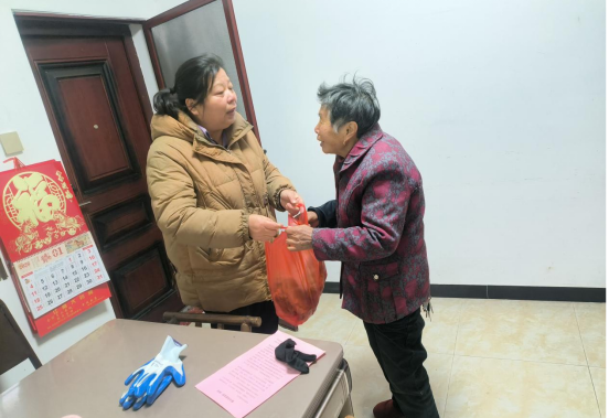 风雪送菜暖寒冬 新桥社区情系独居老人​