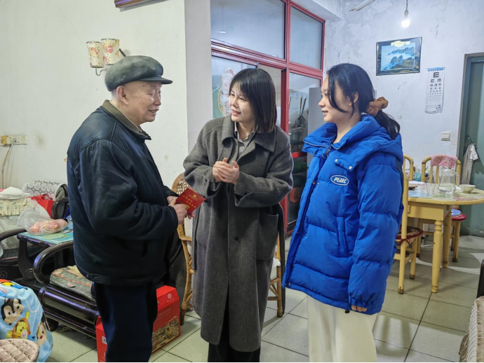 万新社区：新春慰问暖兵心