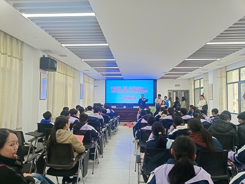 龙子巷社区携手湘潭市第十六中开展“平安‘童’行，护航成长”青少年安全教育宣讲活动