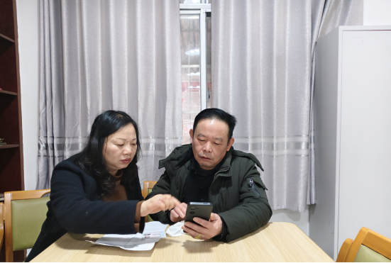 爱国社区：春风送暖入家门 指尖求职稳就业