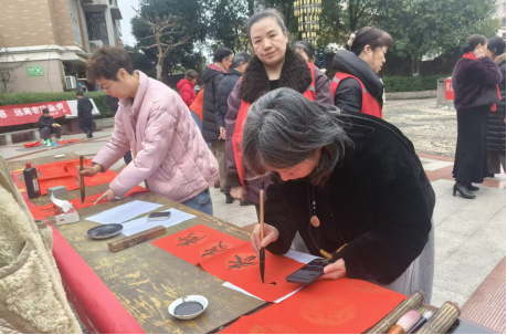 繁城社区：手写春联传暖意 慈善集市迎新春