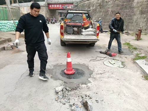 唐兴寺社区联合区城管局快速更换塌陷污水井盖板