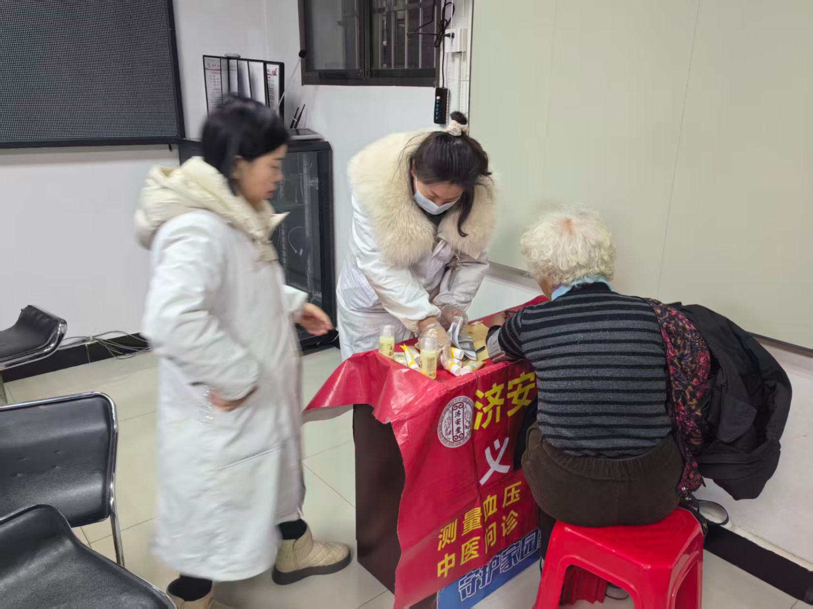 和平桥社区联合济安堂医馆开展公益义诊活动