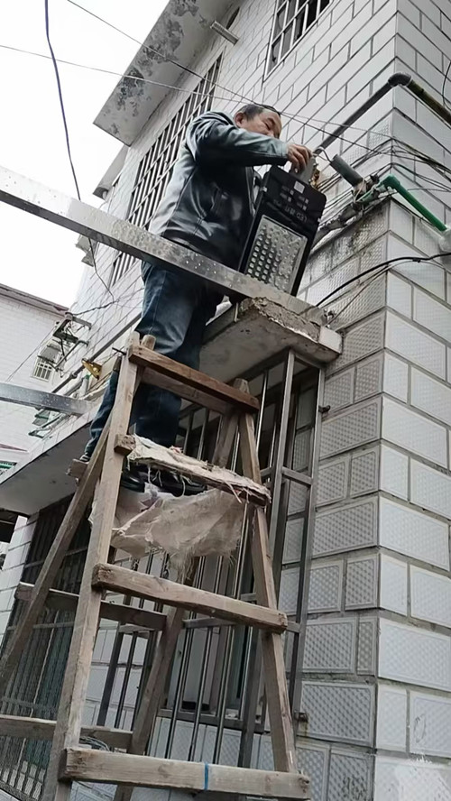 烟竹社区新装路灯照亮老人平安回家路