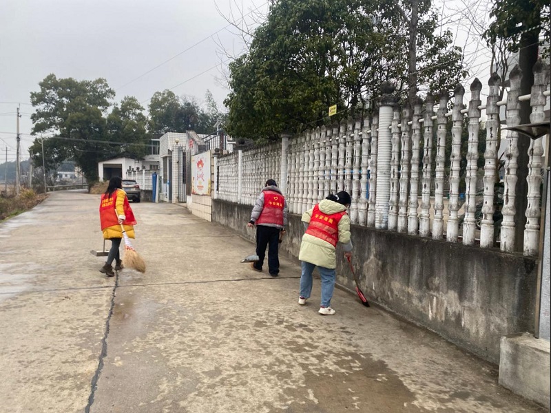 鹤岭镇开展迎新春卫生大扫除行动