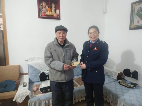 万新社区：情系困难群众，爱满幸福家园