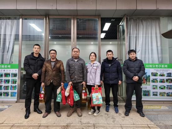 楠竹山镇经济办联合永丰社区走访慰问辖区企业困难职工