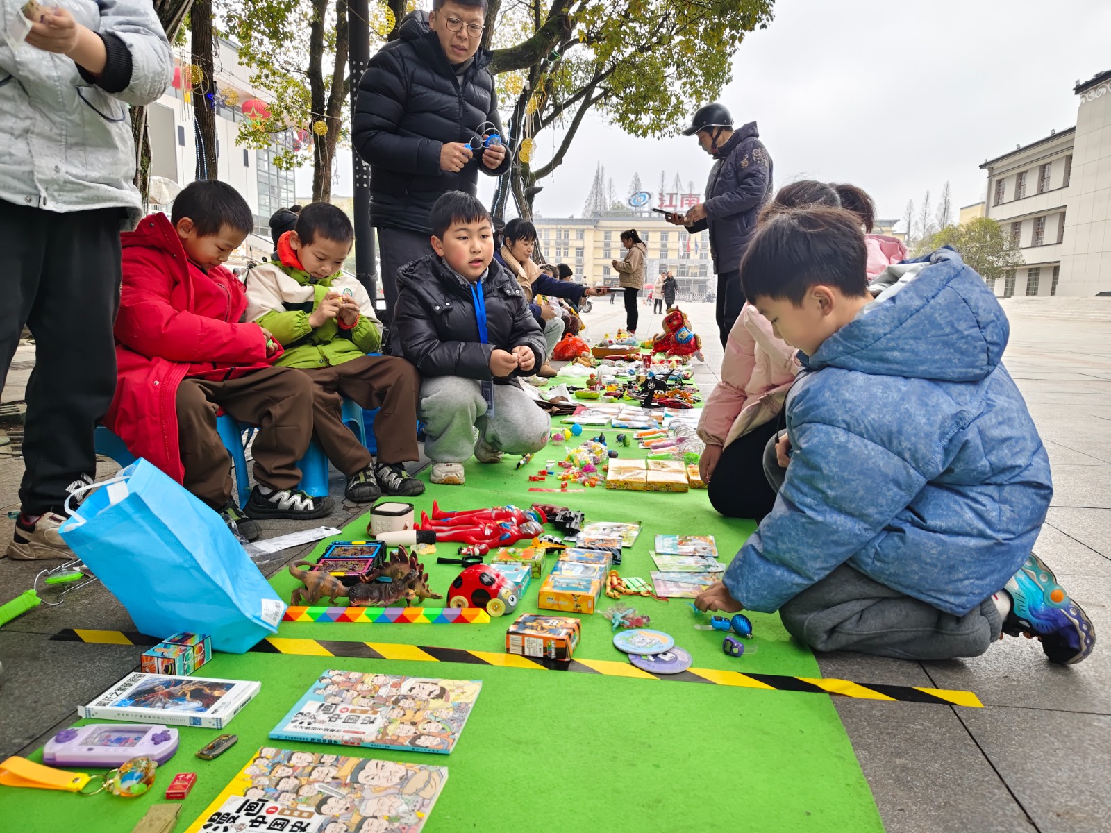 楠竹、永丰两社区联合开展公益跳蚤市场活动