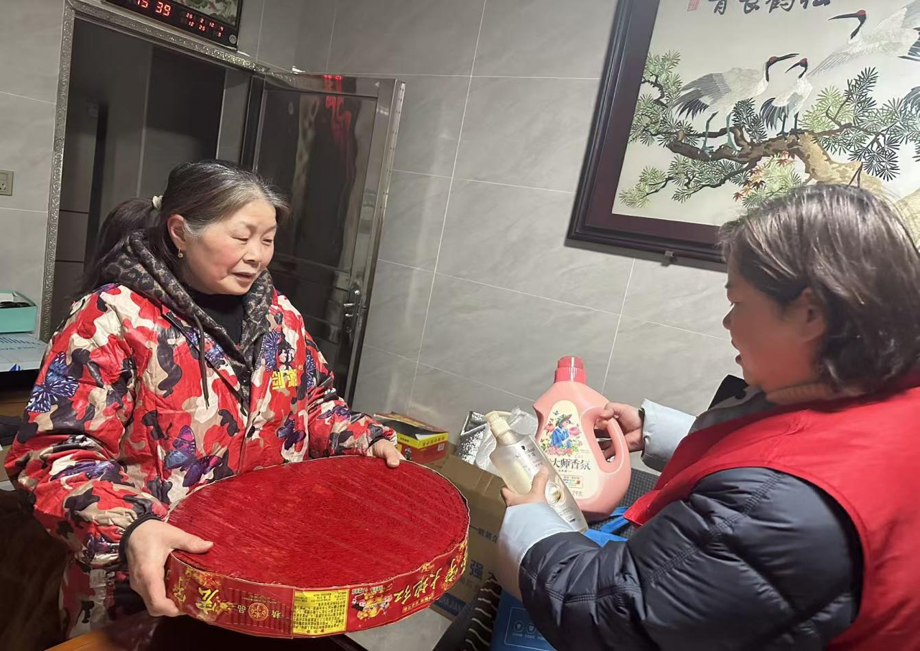 【平安雨湖】“ 鞭炮换礼品 温情暖民心”——车站路社区上门服务化解居民顾虑