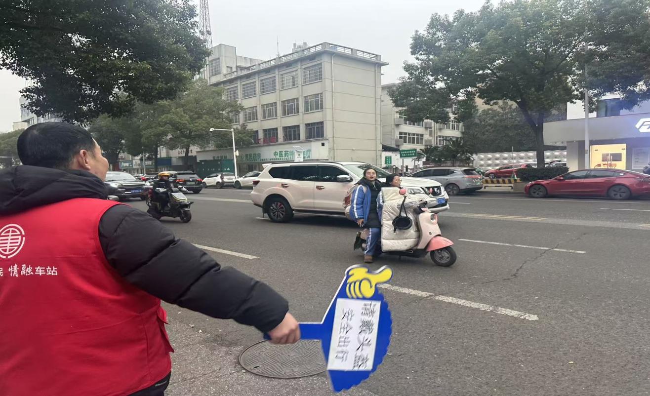 【平安雨湖】“坚守路口护平安 屏显宣传入人心”——车站路社区常态化开展骑行戴头盔安全劝导