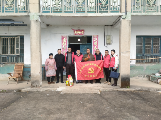 姜畲镇商会走进乡村开展“双提升”慰问行动