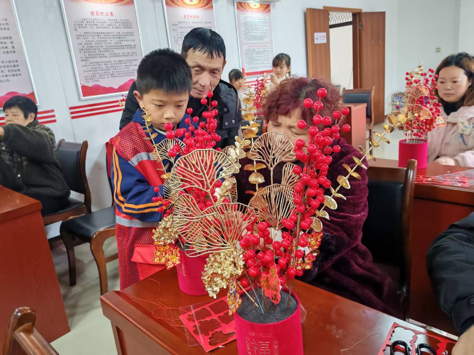 湘当有爱护桑榆 手作传情贺新春——万楼街道社工站开展老少共融志愿活动