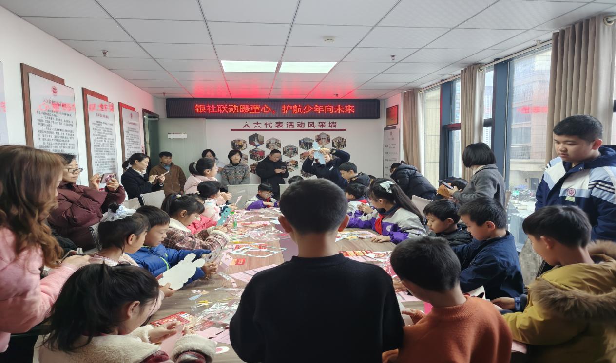 银社联动暖童心 护航少年向未来——乐塘社区开展“小小银行家”实践活动