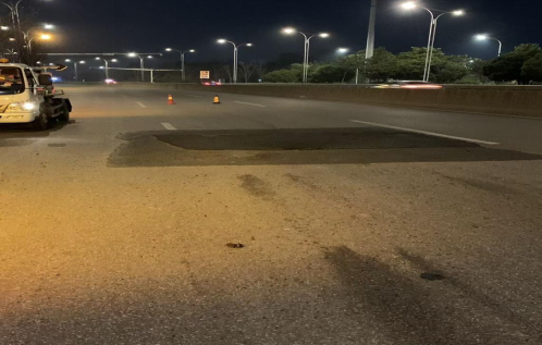 环卫工人发现路面塌陷忙警示，市政道路部门进行紧急处置已修复