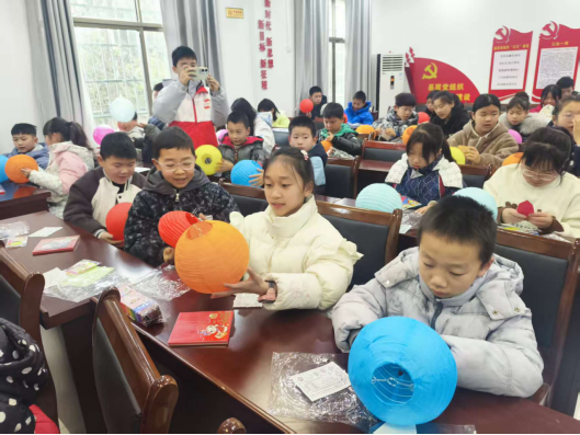 “元”气满满，喜“宵”颜开——楠竹社区：举办元宵节灯笼DIY活动