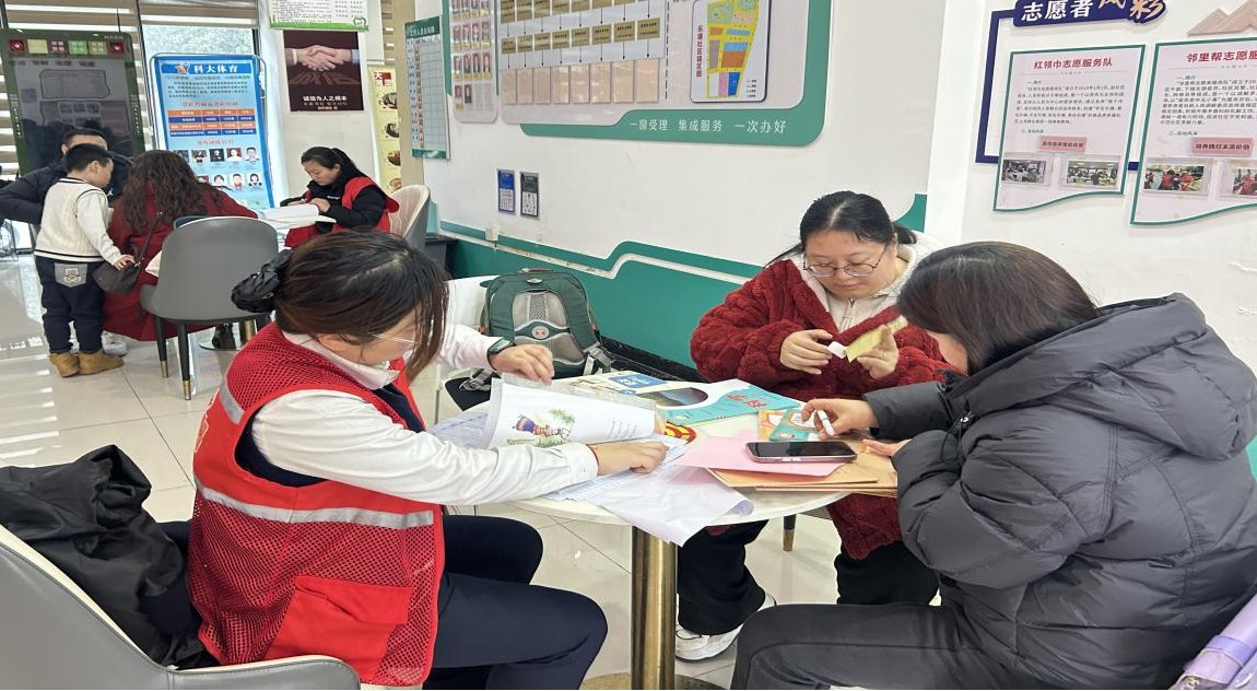 乐塘社区：学雷锋践初心 暖心护学伴成长