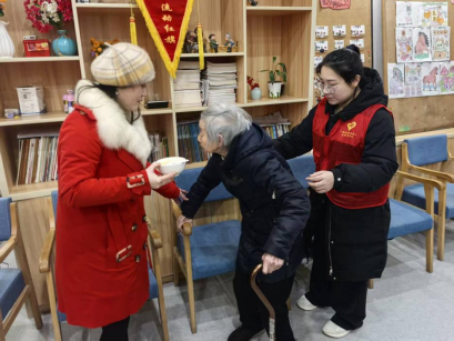 浓情元宵暖夕阳 福利社区开展敬老送暖活动