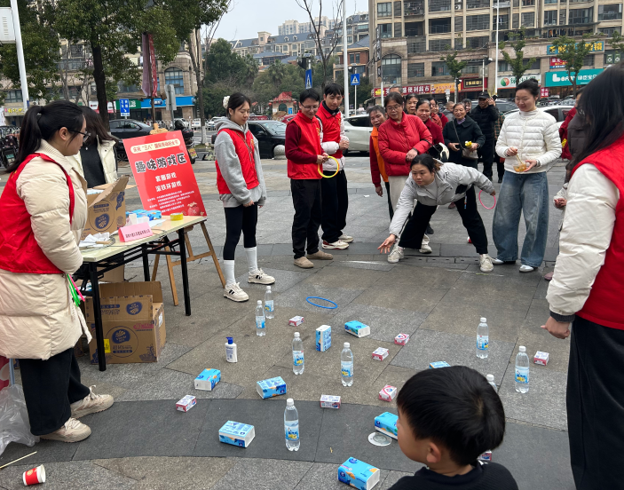 雨湖区开展学雷锋志愿服务暨庆“三八”国际劳动妇女节活动