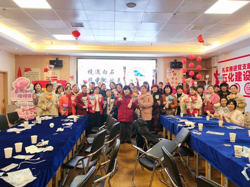 镜遇白石 照亮你的美——白石社区：国风团扇绘匠心 绽放慈善新光彩