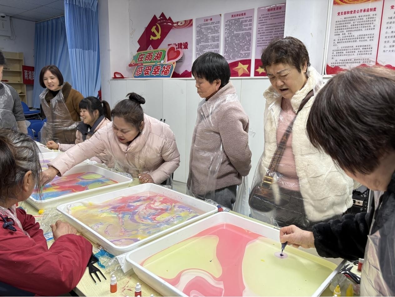 巧手传非遗，温情过三八——雨湖路社区：女性同胞共绘水韵生活