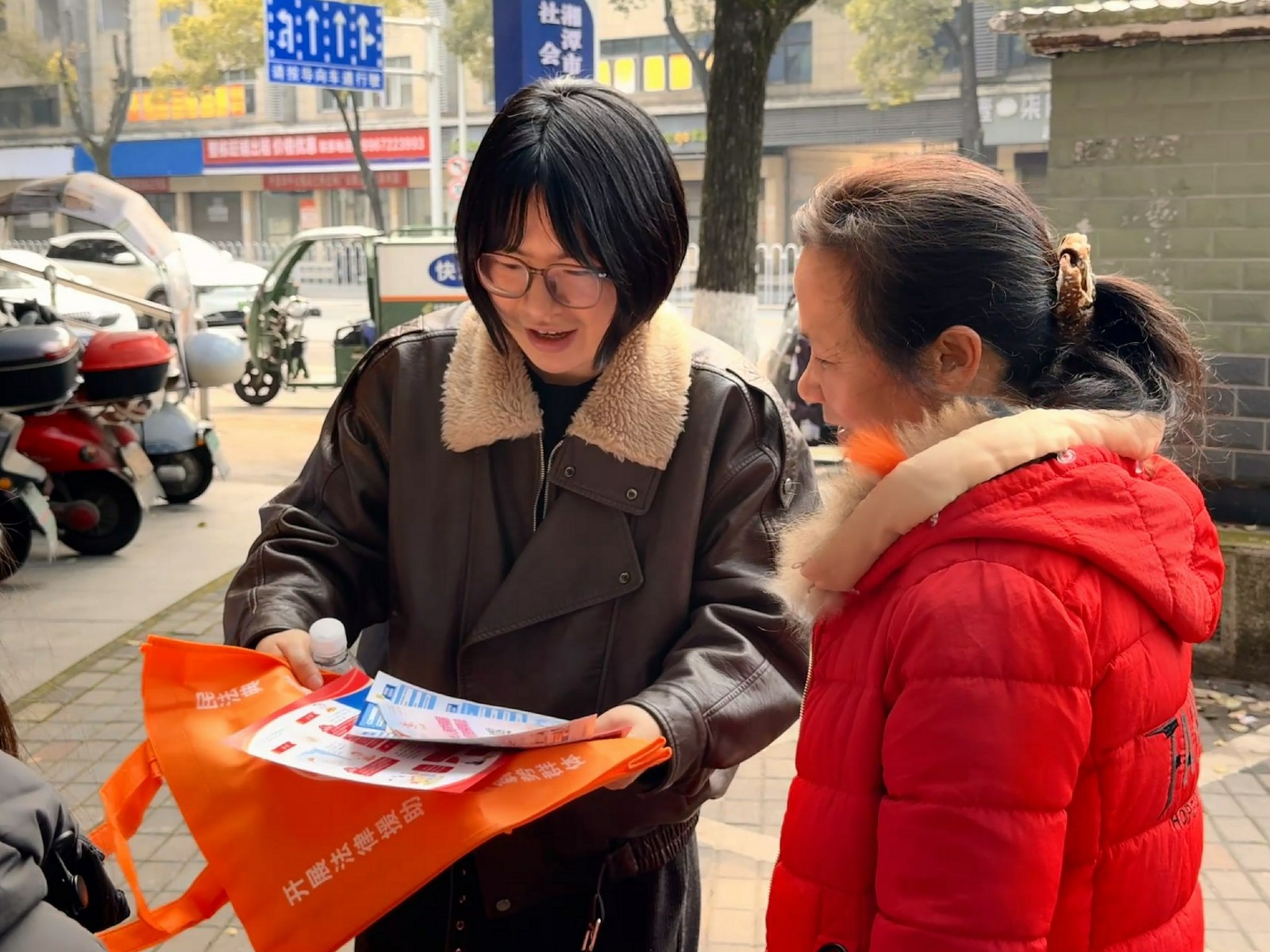 雨湖区司法局开展学雷锋普法宣传志愿服务活动