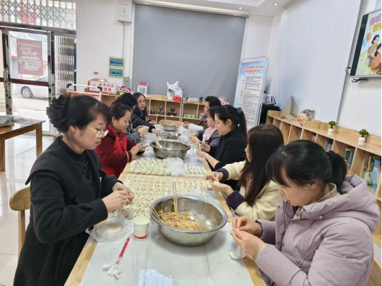 雨湖区楠竹山镇“大物业+大服务”工作之一丨永丰社区：情暖三八巾帼绽 饺香邻里社区融