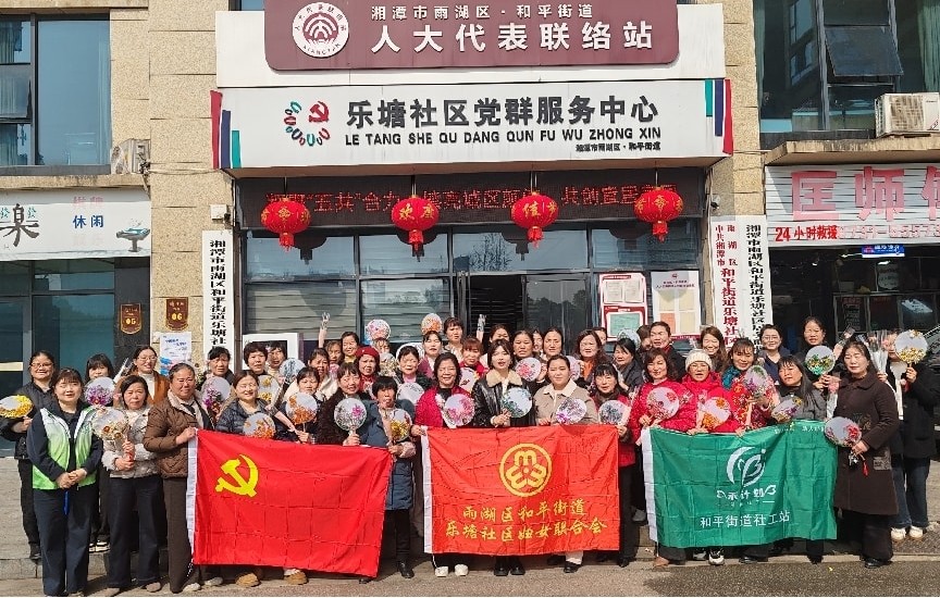 乐塘社区：开展“指尖生花 团扇雅韵” 女性永生花团扇制作活动