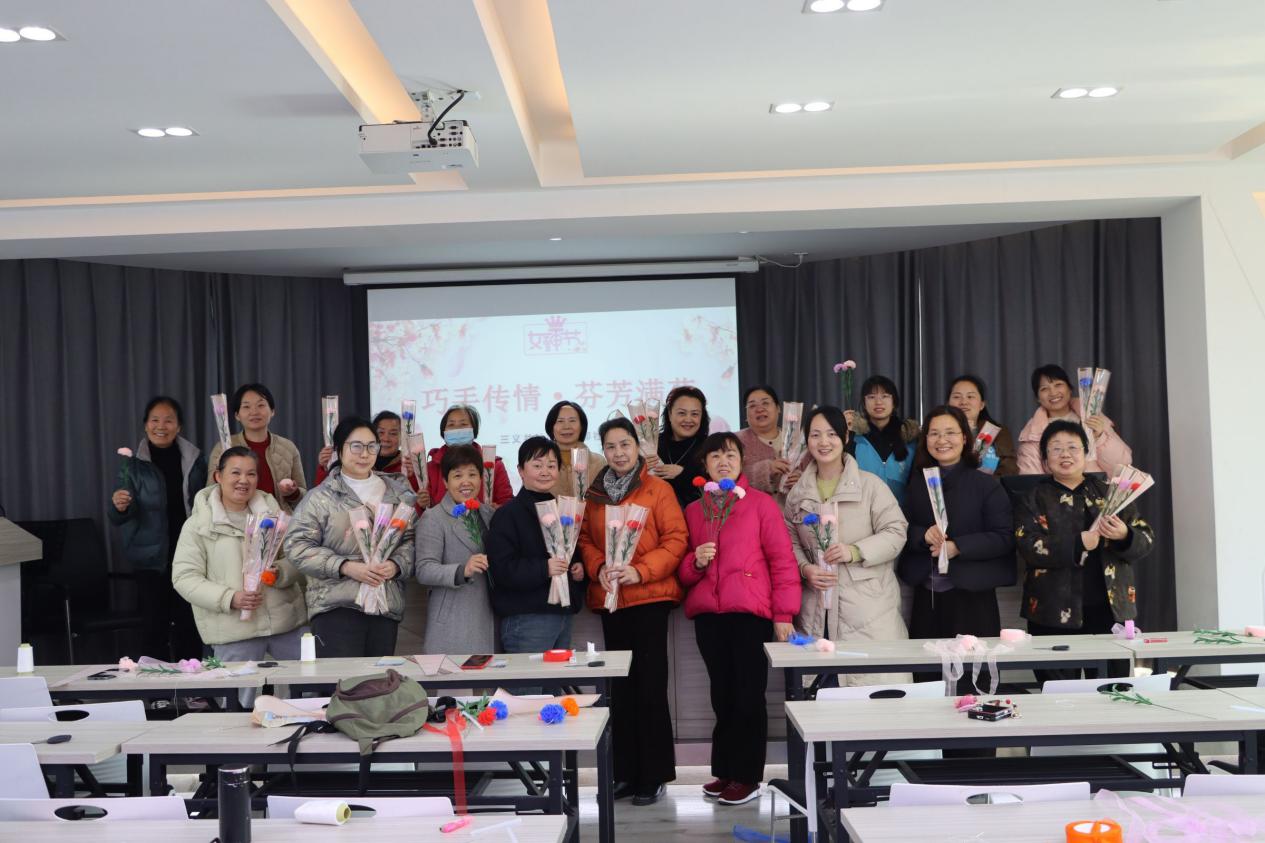 三义井社区：开展“我爱湘潭我的家——巧手传情，芬芳满苑”共赴一场指尖上的浪漫之约