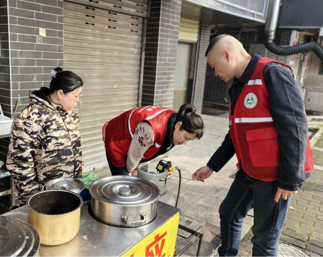 关圣殿社区：开展燃气安全排查 助力“双提升”行动走深走实