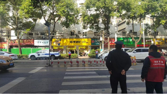 万新社区开展农贸市场专项整治与交通文明劝导行动