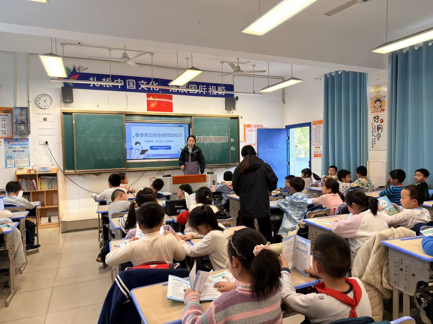 雨湖路街道社区卫生服务中心走进校园开展健康讲座