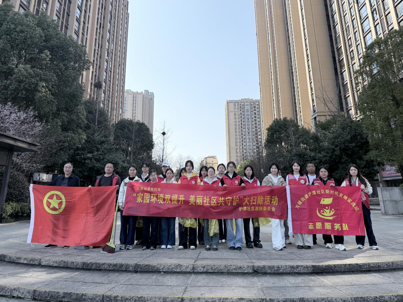 “双提升”见行动 环境焕新暖民心——护潭社区开展天元广场环境卫生专项整治